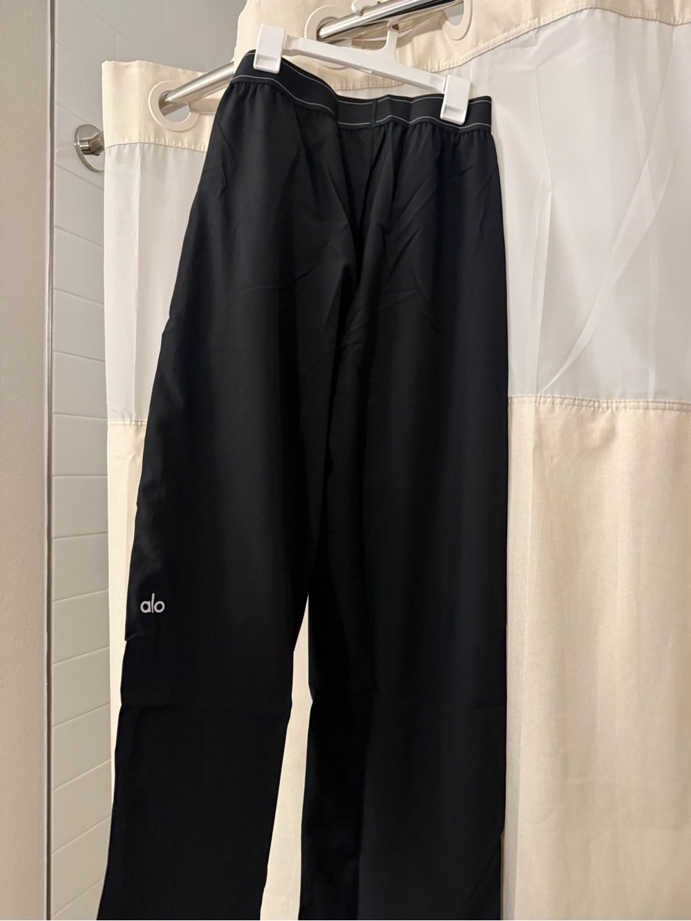 ALO Yoga Women’s Black Wide-Leg Performance Joggers - Picture 3 of 3